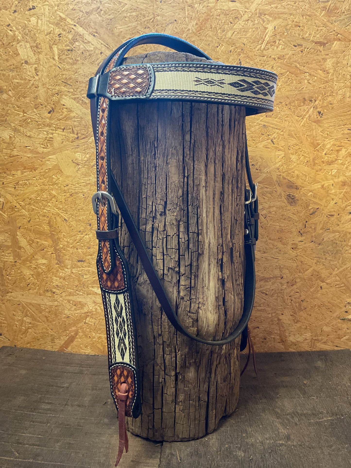 Kopfstück mit auffälligen Aztec Design